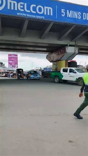 Officers of the Ghana Police Service were seen recovering the body of a suspected mentally challenged individual who was found dead at the Kasoa overhead this morning. [🎥: mr.dream666]