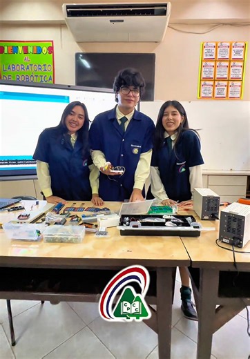 ⚡️ ¡Convertite en un experto en tecnología con el Bachillerato Técnico en ELECTRÓNICA! ⚡️ . En el CPCC, potenciamos tu talento y te brindamos las herramientas para liderar el mundo digital y tecnológico. 💻🔌 . ¿Qué aprenderás con nosotros? Como futuro profesional técnico en Electrónica, estarás capacitado para: . ✅ Analizar y diagnosticar: Interpretar diagramas y especificaciones técnicas de equipos de vanguardia. ✅ Diseñar y Proyectar: Calcular requerimientos para instalaciones de comunicación