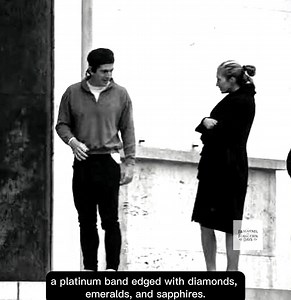 Circa 1996, Paris framed John F. Kennedy Jr. and Carolyn Bessette in a rare pause before the world closed in, a moment later immortalized in memory and ink. As their engagement surfaced, Carolyn sensed the scrutiny coming, and it arrived fast, sharp, and unfair. That same night, she revealed a ring that carried quiet history, a platinum band edged with diamonds, emeralds, and sapphires. Its origin traced back months earlier to Maurice Tempelsman’s office, the legendary diamond dealer and Jackie 