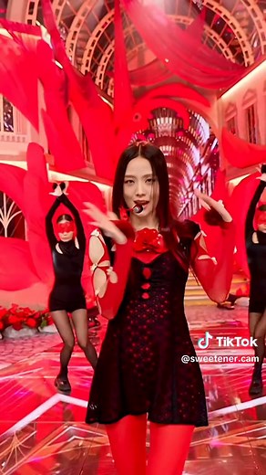 JISOO 'FLOWER' Fancam Highlights Kim Jisoo's Dance Performance