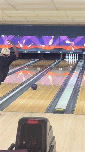 Knock em’ downnnnnn 🎳 #femalebowler #fyp #bowlingtiktok #strike #backupbowler