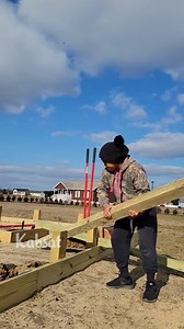 Installing post for garden entrance #diyproject #gardentips #garden #gardenideas #gardendesign | Kabsat