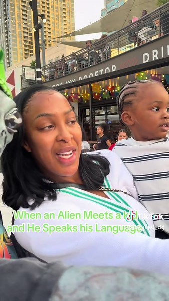 Cuando un extraterrestre conoce a un niño que habla su idioma