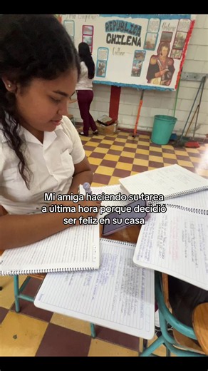 Mi amiga hace la tarea a última hora por elegir ser feliz en casa