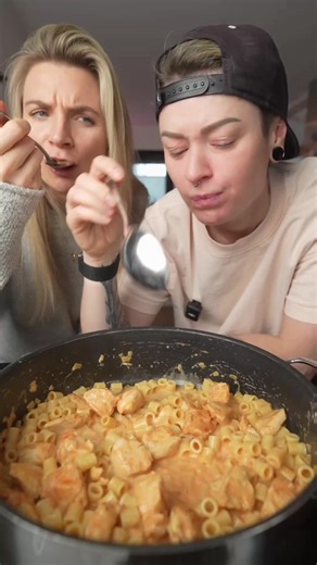 anzeige Weihnachrne steht vor der Tür 😍🎄 hier gets zum Rezept ⤵️ Zutaten \t•\t1 kleine Zwiebel \t•\t250 g Hähnchenbrust \t•\tGewürz „Trierer Flieten“ von der Genussmanufaktur Trier \t•\t1 EL Tomatenmark \t•\tca. 200 g Nudeln (oder nach Hunger) \t•\t250 ml Leitzahne \t•\tGeriebener Käse nach Geschmack Zubereitung \t1.\tDie Zwiebel schälen, fein würfeln und in einer Pfanne mit etwas Öl glasig andünsten. \t2.\tDas Hähnchenfleisch klein schneiden, zur Zwiebel geben und rundherum anbraten. \t3.\tMi