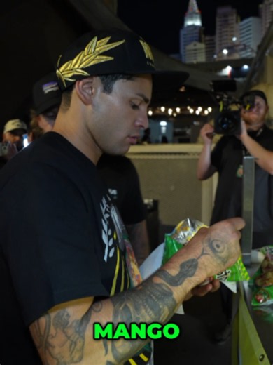 Ganas la pelea y lo primero que haces es… pedir un elote con agua de mango. 😂🌽🥭 Ryan García sabe cuáles son las prioridades. 🇲🇽🔥 #ZuffaBoxing #RyanGarcia #ParamountPlus