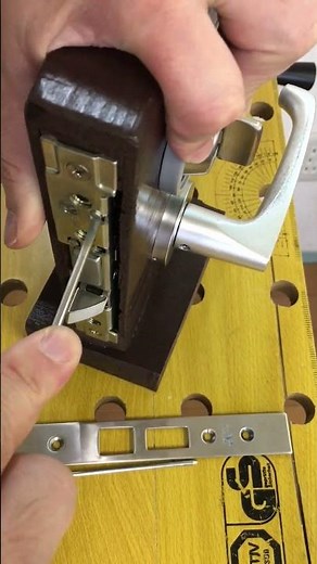 非常用サムターンカバー取付け方！LAタイプ【鍵屋】【鍵交換】 #鍵 #locksmith #shorts