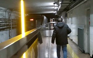 北京地铁一号线，Sfm 04（杵子）进站