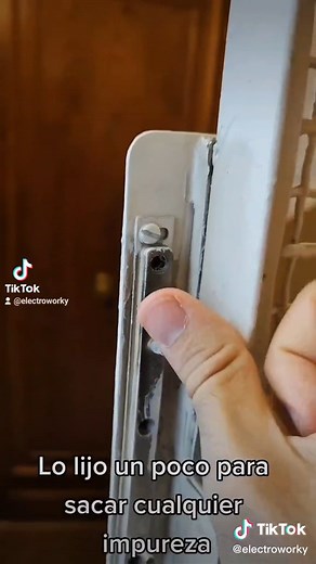 Mantenimiento Preventivo. Limpieza de contactos vivos o con tensión. . . . . . . . . . . . #electric #electricidad #automatismos #variadordefrecuencia #herramientas #thyssenkrupp #milwakee #bosch #legrand #ascensor #ascensores #lift #ascensorista #electeicista #manitas #homemade #diy #diyelectronics #legrand #fluke #domoelectra #l4l #handtools #arduino #arduinoproject #arduinouno #raspberry #raspberrypi #unex #lift