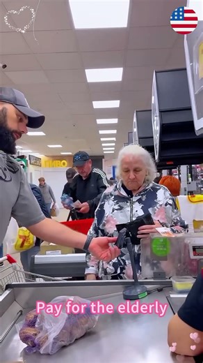 Fizetés egy idős emberért a szupermarketben Az idős ember reakciója #fyp #emberiség #idősebb😪💖
