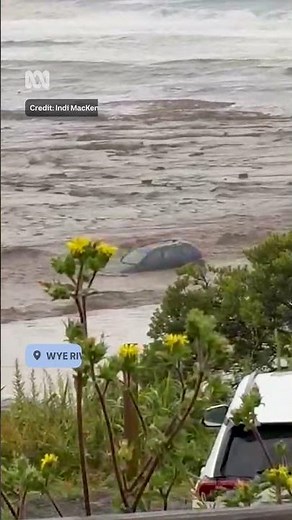 Dramatic video of cars being swept into the sea along the Great Ocean Road | ABC NEWS