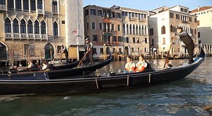 Carnevale di Venezia 2023, la prima uscita delle 12 Marie in piazza San Marco