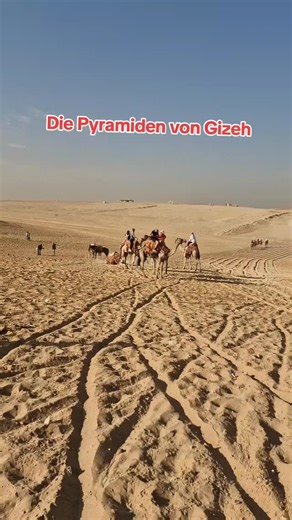 Die Pyramiden von Gizeh in Ägypten gehören zu den bekanntesten und ältesten erhaltenen Bauwerken der Menschheit. Sie stehen am westlichen Rand des Niltals, etwa acht Kilometer südwestlich der Stadt Gizeh (Gîza). Sie sind rund 15 km vom Kairoer Stadtzentrum entfernt und sind das einzige erhaltene der sieben Weltwunder der Antike. Sie zählen seit 1979 zum Weltkulturerbe. #pyramids #egypt #weltwunder #travel #travelingram | Art&Berlin - Kunst und Kultur in Berlin