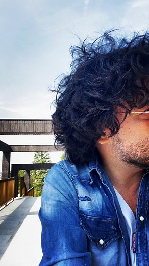 Francesco Renga on Instagram: "E alloraaaaa?!?! Siete spariti?! 浪藍 scherzo… eh! Lo so che sono io ad essere scomparso un po’ dai radar… ogni tanto fa bene! Ma sono tornato… come torna il sole!  novità??? Tra pocoooooo!!! 浪藍狼"