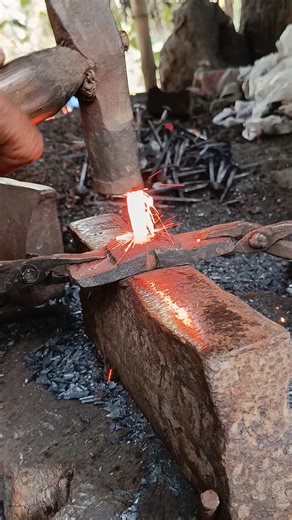 Forging Steel: The Ancient Art of Making Nails! 🔨🔥 #Blacksmithing #Metalworking