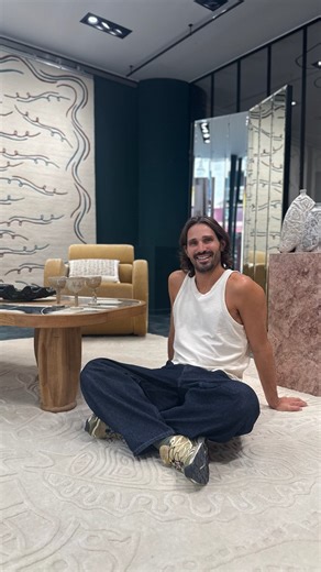 Anthony Milano on Instagram: "Un tapis ne se pose pas. Il structure, délimite, réchauffe et installe une atmosphère. Imaginé par Dorothée Delaye, il évoque des fonds marins abstraits, peuplés de chimères, à travers un travail de formes et de matières tuftées à la main. Pensé comme un tableau, il devient une véritable œuvre d’art au sol. Il ancre le canapé, dialogue avec la table basse et crée un univers décoratif complet. Inspirée par la Méditerranée aujourd’hui au cœur des tendances en architec