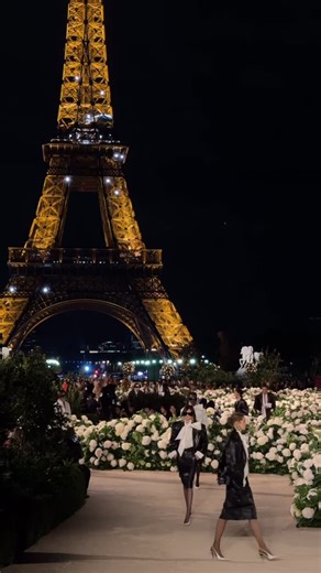 Vogue France on Instagram: "P-a-r-i-s! Au pied de la Tour Eiffel, @AnthonyVaccarello dévoile pour @YSL une collection printemps-été 2026 où des princesses de cuir noir à l’allure Rive Gauche croisent les héritières de la duchesse de Guermantes et de Madame X, troquant leurs soieries pour des textiles techniques. Une silhouette cinématographique, entre force, élégance et subversion. #voguefrance #pfw"