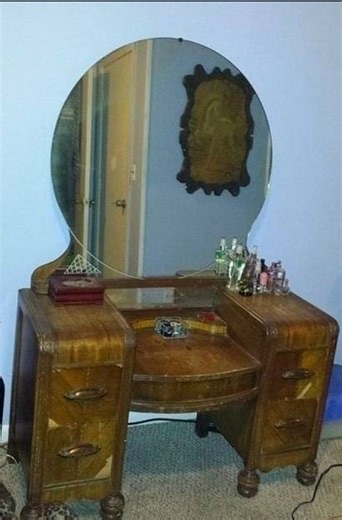 34K views · 30 reactions | Others would throw it away, but he had other plans! The master changed an old vanity table dating back to the 1940s beyond recognition! He shared the before-after photos and stormed the Internet! This is what creativity is! See what it looks like now iп тһᴇ ᴄᴏᴍᴍᴇптѕ!⤵️ | Mente Curiosa | Facebook