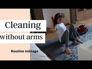 Armless vaccuming with feet//Ménage rapide