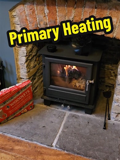 Its been a wet weekend but the fire has been keeping us toasty this is our main heating source, I put the log burner on at 8am and keep feeding it till 12pm, The woodlets briquettes are perfect for long burn times great heat output and fully sustainable #logburner #heating #firewood #SustainableFuel #UKBriquettes