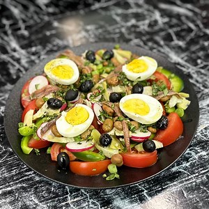 La vrai, l'authentique salade niçoise 🥗 Ingrédients : 3 oignons verts 1/2 poivron vert 4-5 radis 2 tomates Fèves fraîches Artichauts Une poignée d’olives noires 6 Filets d’anchois 2 œufs Huile d’olive Sel, poivre Feuilles de basilic | Deli Cuisine