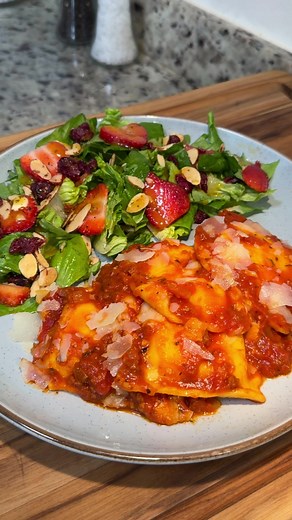 RAVIOLES CON SALSA DE TOMATE! 🤤 te comparto una idea buenísima para consentir a mamá en su día especial. no te tomará mucho tiempo la preparación y valdrá completamente la pena 👩🏼💕 ingredientes: 16 ravioles congelados 3 litros de agua sal al gusto 1/2 taza de cebolla blanca picada 1 cdita. ajo picado 1 cda. mantequilla 680 gr. salsa de tomate @HuntsMex sabor carne 1 cdita. chile quebrado 1/2 taza de agua de la cocción de la pasta queso parmesano al gusto para la ensalada: lechuga, fresas, al