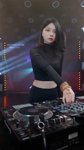 She Mic’d Up And Sparked A Full Crowd Chant In This EDM Set