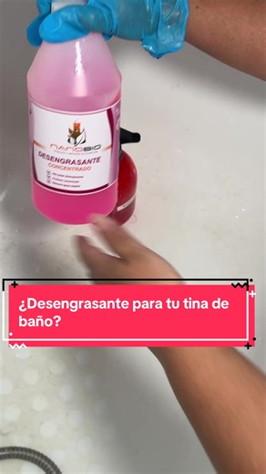 ¿Sirve el desengrasante NanoBio para la grasitud de la tina? 🛁✨ Quédate en este video y averígualo. #nanobio #desengrasante #limpiezaefectiva #hogarlimpio #iquique