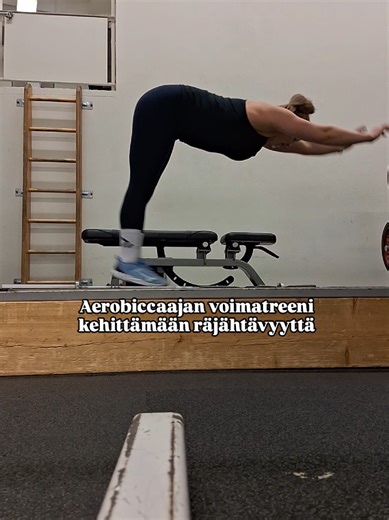 Kilpa-aerobicin räjähtävä voimatreeni