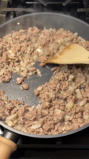 This Ground Beef Pot Pie with a Cheddar Bay Crust is perfect for an easy family dinner! #potpie #cheddarbaybiscuits #groundbeef #easyrecipe #budgetmeal | Whatsmomcookin