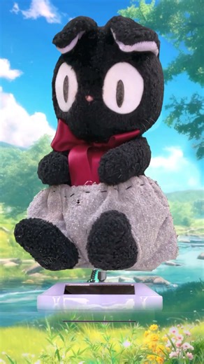 Kuro Slowly Spins on a Turntable in Nature… Pure Relaxation 🌿🔄😺