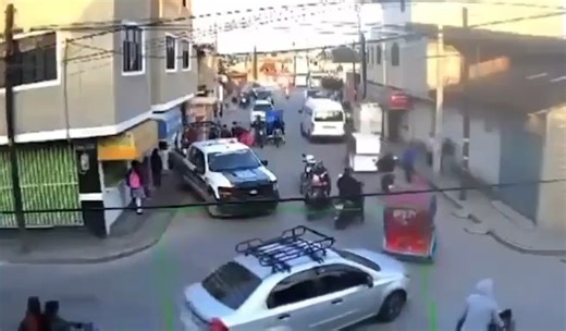 90K views · 621 reactions | ⚠️ Imágenes sensibles ⚠️ Mientras caminaba por la banqueta para dirigirse a la escuela con su hija, una mujer fue atropellada por una patrulla de la Policía Municipal de #Chimalhuacán. Aparentemente, el oficial que tripulaba la camioneta perdió el control y se subió a la banqueta.  Especial /  Emilio Fernández #ElUniversalEdomex | El Universal Edomex | Facebook