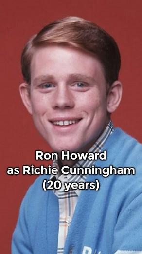 “Happy Days Cast: Then and Now | See How They’ve Aged Over the Years!” 🕺✨ Sit on the couch, grab a milkshake, and take a trip back to Arnold’s Drive-In! In this video, we explore how the beloved cast of Happy Days has changed over the decades. From Henry Winkler’s cool-as-ever Fonzie to Ron Howard’s Richie Cunningham, see how these stars looked back then and what became of them. 🕰️🎥 Celebrate the legacy of Henry Winkler, Ron Howard, Marion Ross, Anson Williams, and more. Honor the stars we’ve