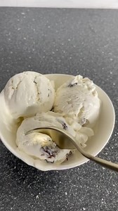 One of Jamaica’s favourite ice cream recipe by 👉🏾 @khaliaskuisine 🍨🍨🍨 • Jamaican Rum & Raisin IceCream 🍦 ———————————————————— When the blazing sun is out and you're burning up in the heat, there's no better remedy than ice-cream! Refreshing and delicious, it may not be completely nutritious but it's the best medicine to combat that sweat. Ingredients 1 1/2 Cups Heavy Cream 1 1/2 Oz White Rum Condensed milk to sweeten 12 Oz Raisins 1 Tbsp Vanilla Extract Pinch of salt . . #rum #rumandraisin