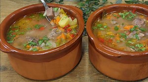 GOVEĐA ČORBA SA POVRĆEM: Sve sastojke odmah pomešate i krčkate u rerni - neobična priprema jela na kašiku (VIDEO)