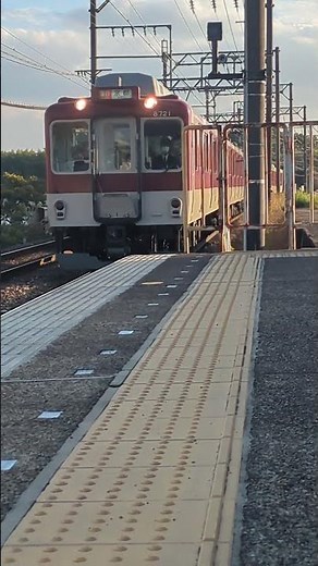 尼ヶ辻駅を通過する8000系L81とA更新