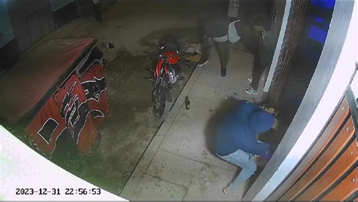 #Chala "La situación en Chala es alarmante: ¡un robo a mano armada de una moto lineal en el sector de Bares Renacer mientras la municipalidad se concentra en festejos del aniversario gastando miles de soles !. El vídeo es impactante, pero más lo es la falta de prioridades. ¿Es realmente más importante invertir tanto en el aniversario que asegurar la protección de los ciudadanos? Necesitamos un cambio de enfoque urgente. #SeguridadCiudadana #ChalaSegura" | CHALA TV