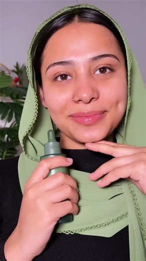 Saba Tabassum on Instagram: "Overnight miracles? Bilkul nahi! ❌ Skin clear hone mein time lagta hai, aur consistency hi key hai. 🔑 Maine try kiya Wildglow’s Brightening Essential Serum aur results? Khud dekh lo: ✨ 4 Weeks: Marks fade hone shuru. ✨ 8 Weeks: Plump & soft texture. ✨ 12 Weeks: Natural, filter-free glow! 😌 With 5% Niacinamide + White Tea, ye skin ko bina irritate kiye bright banata hai. Light texture, heavy results! 💛 Shoutout to the founder @Rohit_khemmka for this clean formulati