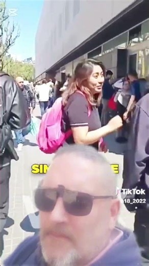 ✓ #Vecina de #HospitaldeLlobregat #indígenada 😡 #ZonaRadioPatio
