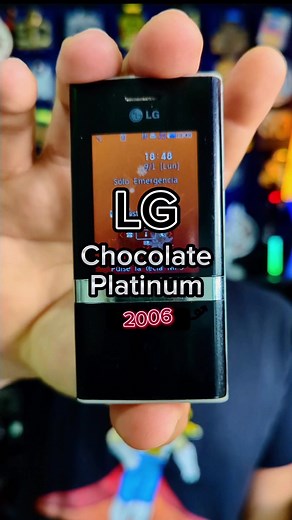 LG, Chocolate platinum, 2006 #LG #chocolate #LGchocolate #Platinum #celular #smartphone #VintagePhone #ThrowbackTech #PhoneNostalgia #RetroTech #TechThrowback #OldPhoneChallenge #MobilePhotography #MobileTech #MobilePhone #PhonePhotography #MobileMemories #TechGadgets Celular LG chocolate platinium negro con botoles rojos camara de 2 megapixeles mp3 excelente calidad