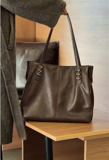 Serious berbaloi sangat beli beg ni, boleh isi banyak barang. Memang sesuailah untuk mak mak yang suka bawa barang banyak tu. Grab sekarang dalam beg kuning harga tengah murah #handbagmurah #handbagviral #handbagcantik #begwanita #slingbag