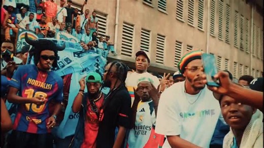 SALAZONE🎙 on Instagram: "Hey la famille ma chanson classico en feat @c2b_officiel sur YouTube"