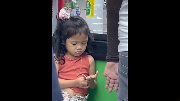 Child counts fingers after seeing person with missing pinky finger