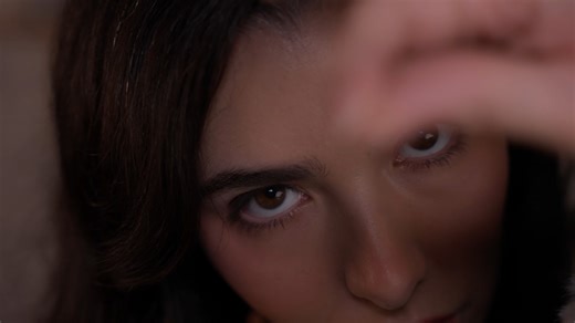 【Glow_助眠】女主播｜ASMR在你的耳朵里，嘴巴和脸的触摸会让你入睡( 3840 X 2160 60fps )