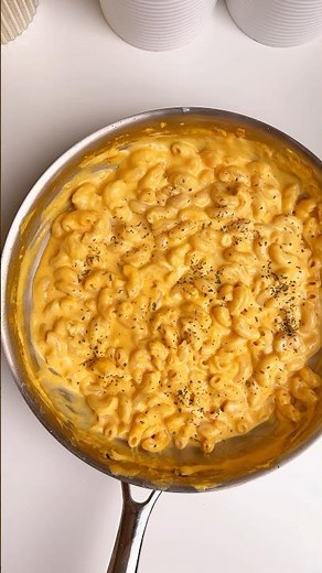 One Pan Pumpkin Mac & Cheese (SO Creamy!)