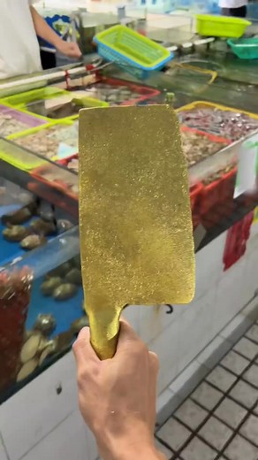 24M views · 273K reactions | Have you eaten corpse beetles before? It tastes crunchy and chicken-like 屍蟞你吃過嗎？吃起來嘎嗆脆，雞肉味【吃貨草帽哥】 #吃货草帽哥 #美食 #农村 #搞笑 #日常 #吃播 #reels #shorts | 吃货草帽哥 | Facebook