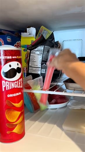 Genius Beach Hack – Keep Popsicles Frozen in a Pringles Can! #BeachHacks #MomLife #SummerTips | Ollie Hacks