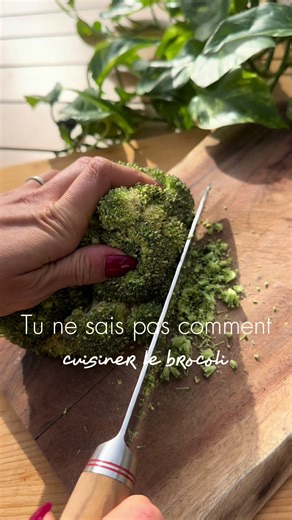 ⚠️ Simple et rapide ! 🥦 C’est tout simple et rapide, mais c’est vraiment une des façons qu’on adore pour consommer le brocolis ! 🛒 Ce dont tu as besoin pour ce flan de brocolis : - 1/2 brocolis (ou 1 entier s’il est petit) - 5 œufs - 120ml de lait végétal ou classique (ici amande) - 1/2 bloc de fêta (ou une entière) - Sel, poivre - Topping : graines de sésame noir (ou celles que tu veux) 👩‍🍳 Préparation 1️⃣ Préchauffe ton four à 180 degrés et coup ton brocolis finement. Réserve. 2️⃣ Dans un 