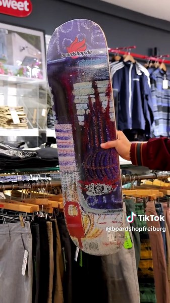 Die **Skateboarddecks** von *Boardshop* bieten dir die perfekte Mischung aus Style und Performance! 🛹💥 Ob minimalistisches Design oder auffällige Grafiken – hier findest du Decks für jeden Geschmack und jedes Level. Von Profi-Decks bis zu Beginner-Boards, Qualität ist garantiert! 💯🔥 Hol dir dein neues Deck und shredde die Streets! 🏙️✨ #skateboarding #skateboarddeck #skateeveryday #skatelife #shredsession #boardshop