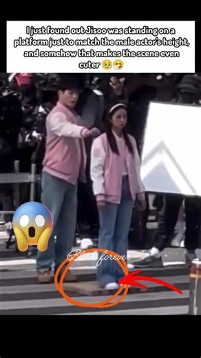 Jisoo trying to match height #jisoo #blackpink #trending#fypシ゚viral #foryou #shorts ‪@sooyaaa__‬🖤💖